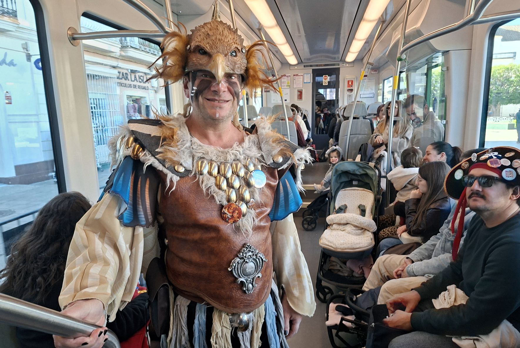 Usuarios del Trambahía durante el Carnaval de Cádiz 2026.