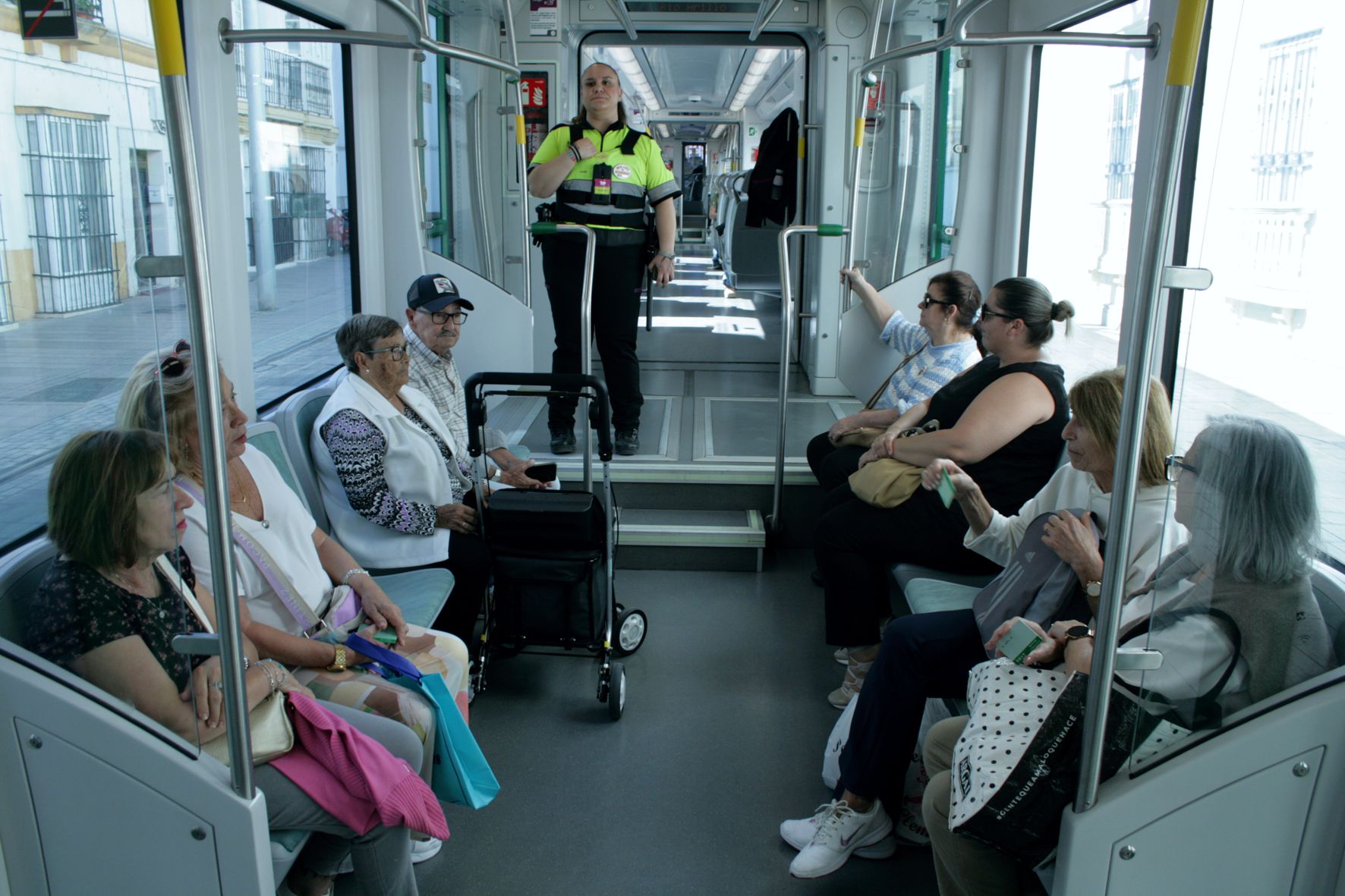 Usuarios del Trambahía.